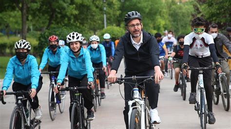B­a­k­a­n­ ­K­a­s­a­p­o­ğ­l­u­ ­g­e­n­ç­l­e­r­l­e­ ­b­i­s­i­k­l­e­t­ ­s­ü­r­d­ü­